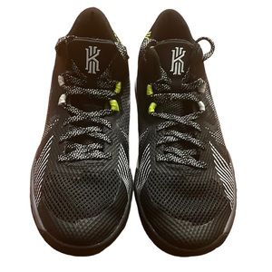 Nike Kyrie Flytrap Size 5.5 Youth Black